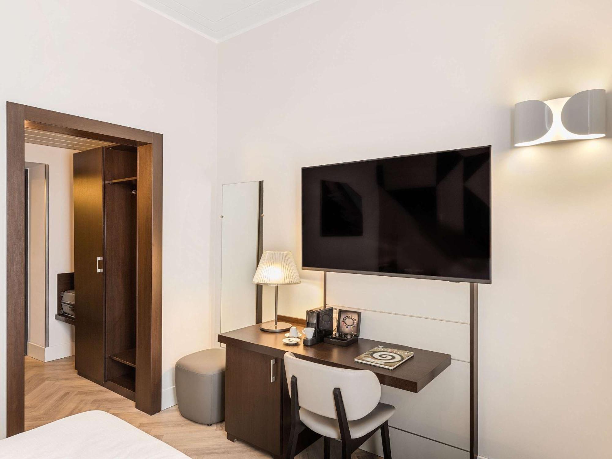Mercure Napoli Centro Angioino Zewnętrze zdjęcie
